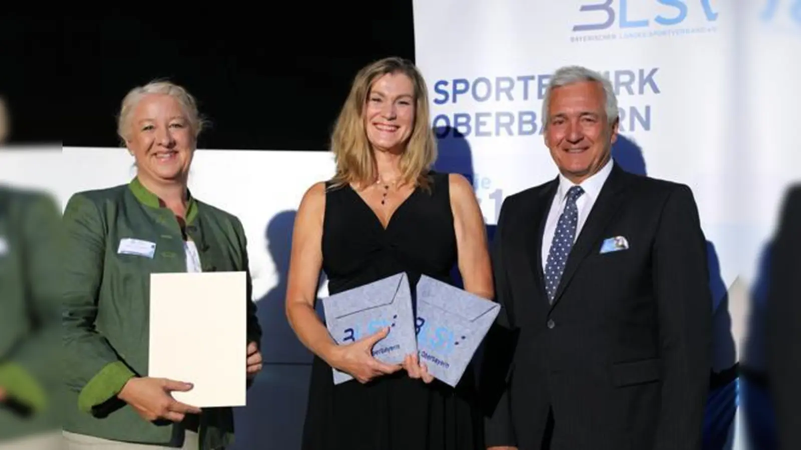 BLSV-Bezirksvorsitzende Claudia Daxenberger (l.) und Bezirkstagspräsident Josef Mederer überreichten Mutter Kirsten die Auszeichnung für ihre Tochter Selina Dantzler.    (Foto: alpenPR)