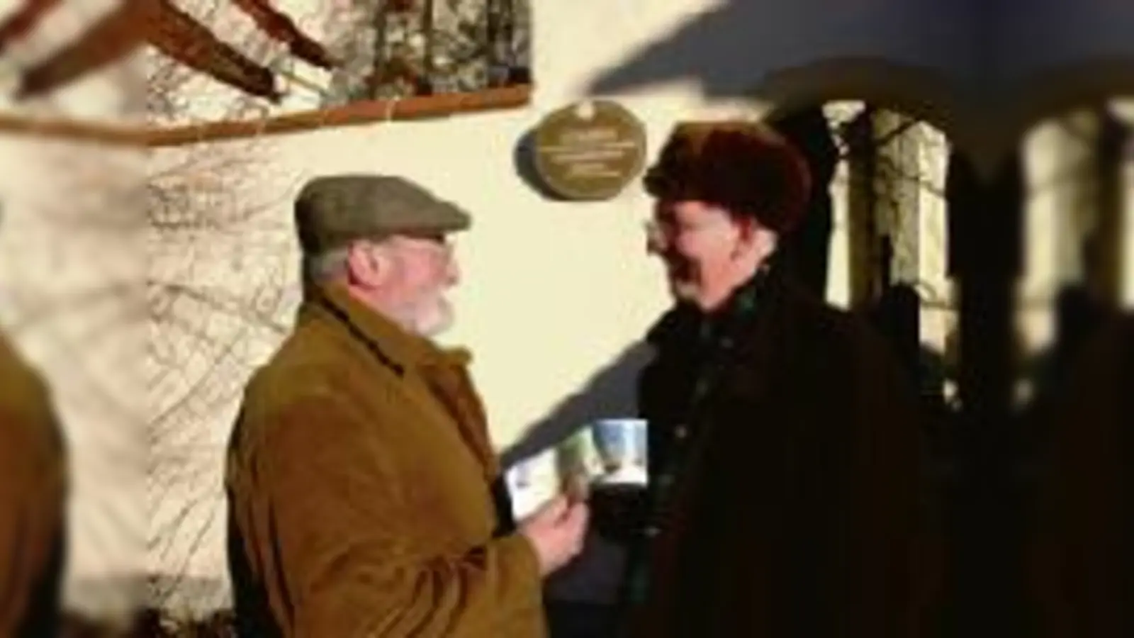Friedrich Huber und Pfarrer Wechselberger: Große Freude über die Erste Spende aus dem Erlös des Kaffeehaferl-Verkaufs.	 (Foto: Privat)