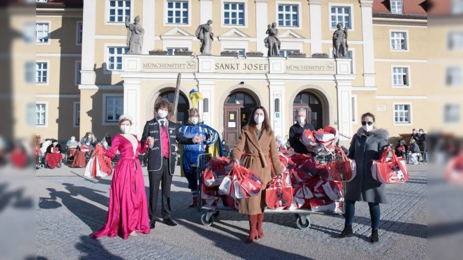 Am Haus St. Josef werden von der Josef und Luise Kraft-Stiftung und Münchner helfen Münchnern e.V. gespendete Geschenketüten an die Bewohner verteilt. Dabei werden sie unterstützt von den Damischen Rittern und dem Narhalla Prinzenpaar (von links): Prinzessin Margarethe I. und Prinz Berni I., Damischer Ritter, Natalie Schmid (Münchner für Münchner e.V.), Günter Malescha (Narrhalla), Marion Klement (Josef und Luise Kraft-Stiftung). (Foto: Birgit Haubner/MÜNCHENSTIFT)