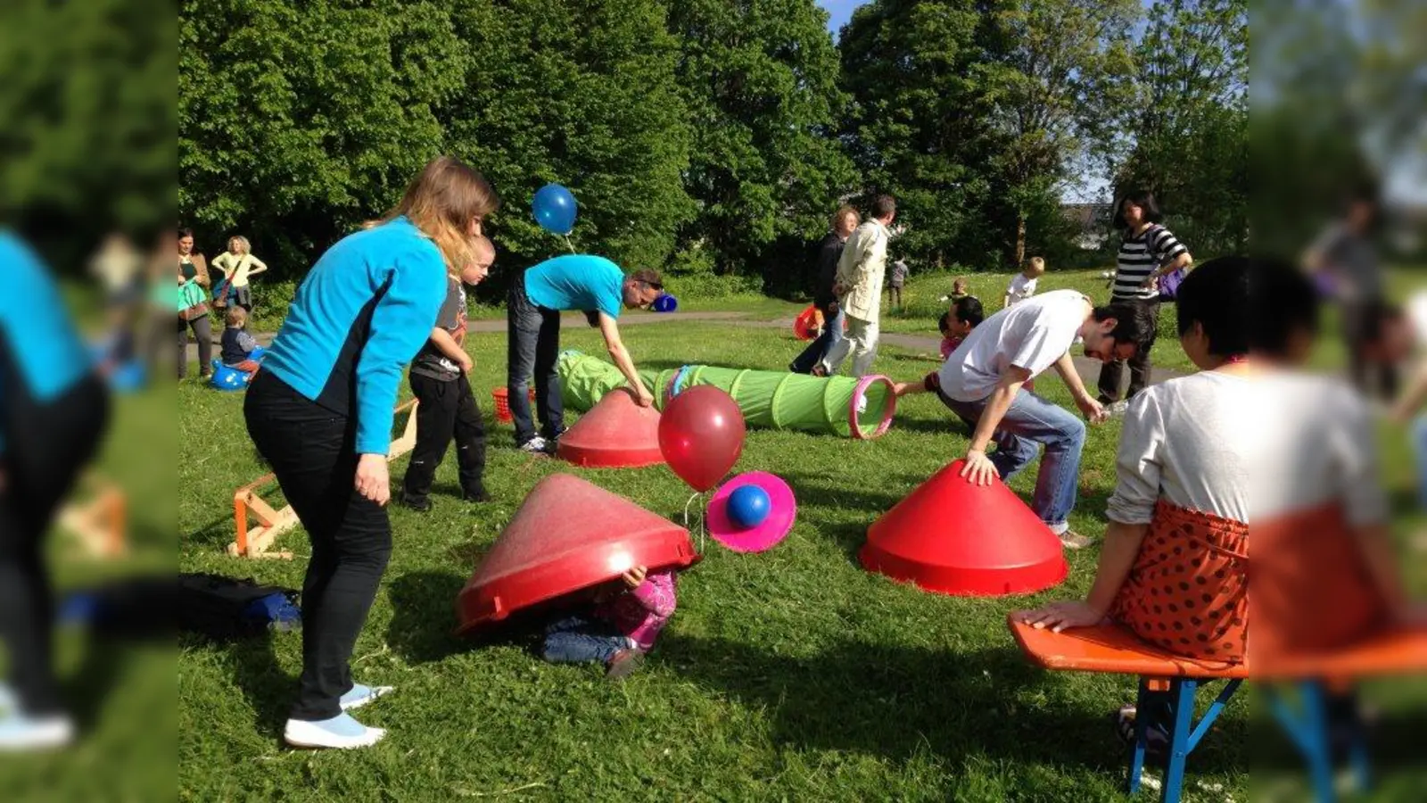 Groß und Klein vergnügten sich in der Spielwiese. (Foto: pst)