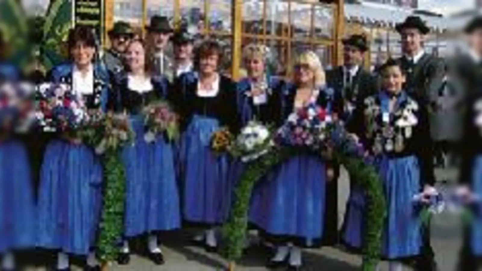 Der Schützenkranz München-Moosach e.V. und seine feschen Schützenköniginnen.	 (Foto: Privat)