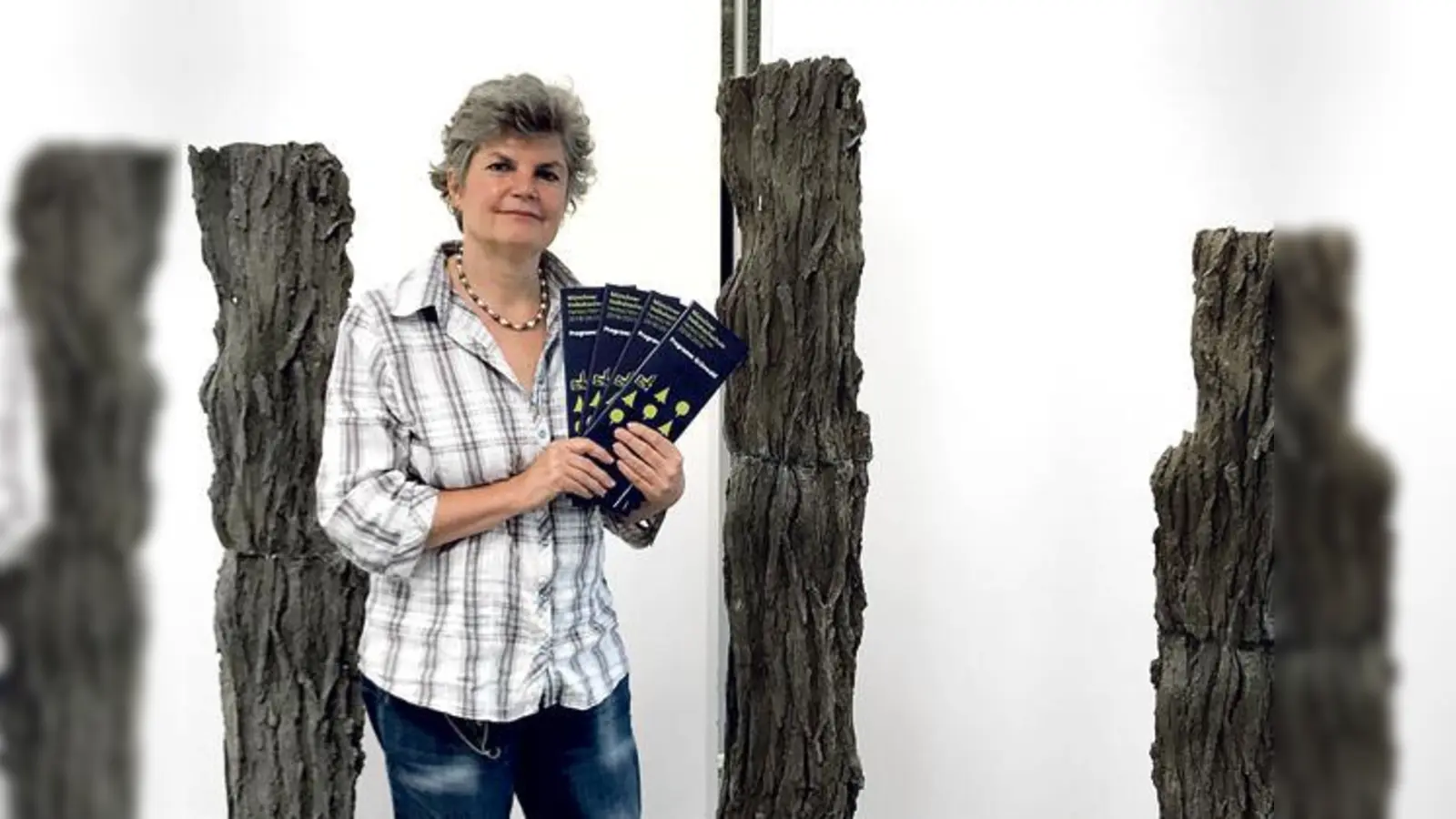 Dr. Margit Landesberger präsentiert das neue Herbst- und Winterprogramm, das randvoll mit Angeboten ist.	 (Foto: hw)