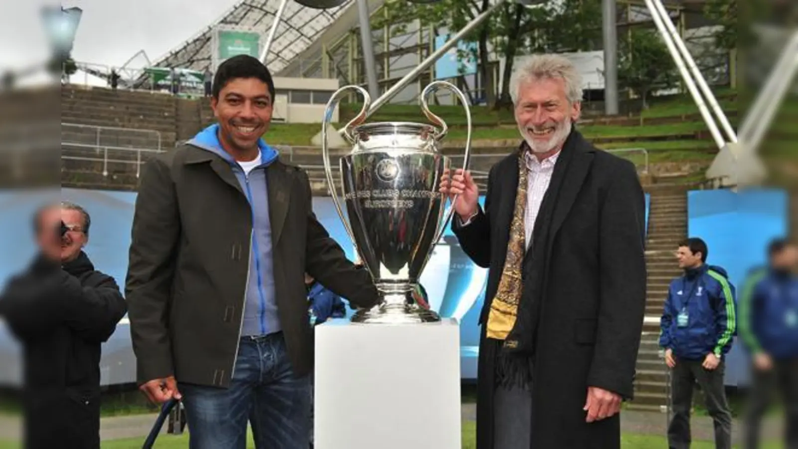 Giovane Elber und Paul Breitner präsentierten am Mittwoch, 16. Mai, zur Eröffnung des UEFA Champions Festival den Pokal. Foto: SPORTSFILE;  (Foto: Brandon Moran)