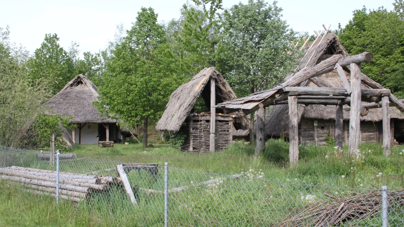 Auf dem Bajuwarenhof Kirchheim ist ein landwirtschaftliches Gehöft, wie es im 6. bis 8. Jahrhundert ausgesehen haben könnte, rekonstruiert worden. (Archivbild: bas)