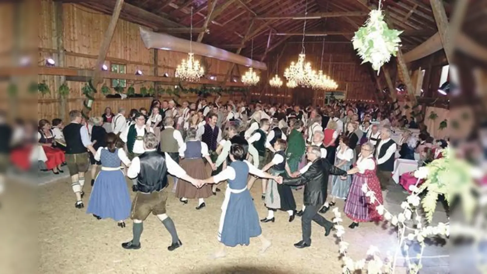Beim traditionellen Volkstanzabend wurde im festlich  geschmückten Stadl getanzt.	 (Foto: Burschenverein)