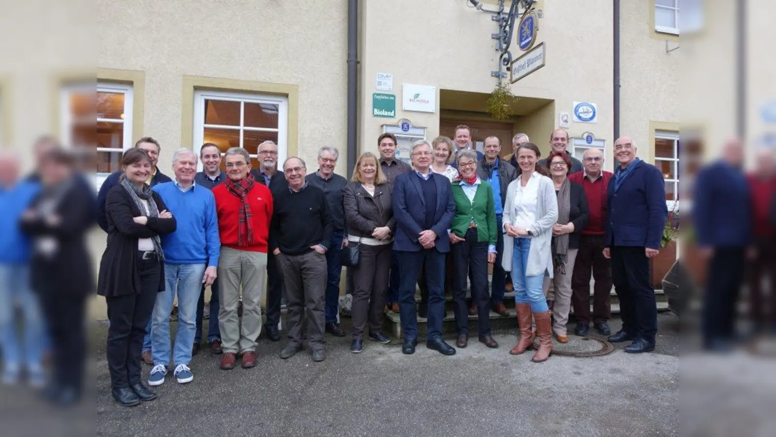 Der Gräfelfinger Gemeinderat bei seiner Klausurtagung zum Thema Verkehr. Links Moderatorin Ursula Ammermann und rechts Moderator Markus Weinkopf (beide vom Büro citycom). (Foto: Sabine Strack)