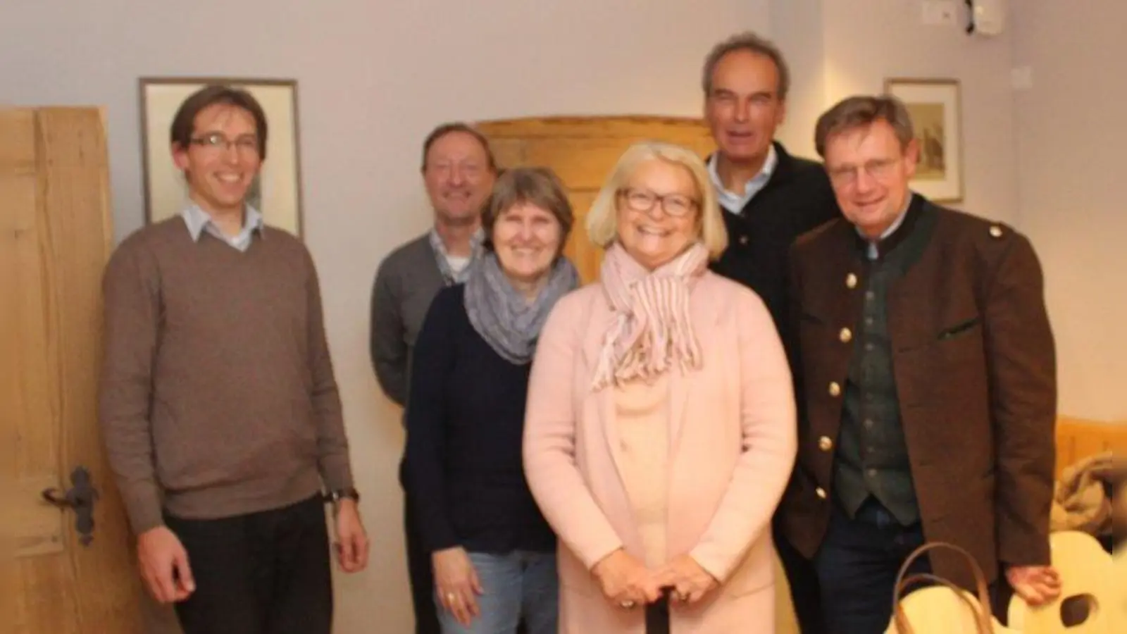 Jürgen Geiger, Emanuel Zehentbauer, Dr. Ulrich Bracker (hinten von links), Marita Mayr Schatzmeister, Ragnhild Thieler und Dr. Markus Zentbauer (vorne von links). (Foto: Rudolf Sotta)
