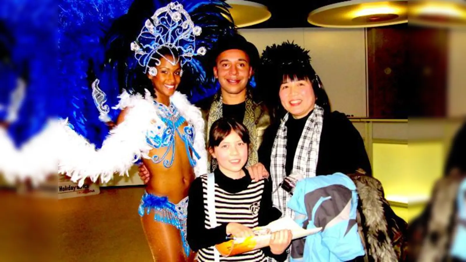 Superstar Lou Bega mit den glücklichen Gewinnerinnen des Meet &amp; Greet: Yoko und Sonya Fritz, begleitet von einer der hübschen Tänzerinnen.  (Foto: hw)