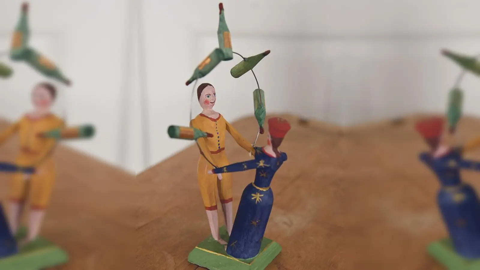 Kunstvoller »Weihnachtszirkus«: Flaschenabkrobatik, gefertigt von Friederike Curling-Aust.	 (Foto: VA)