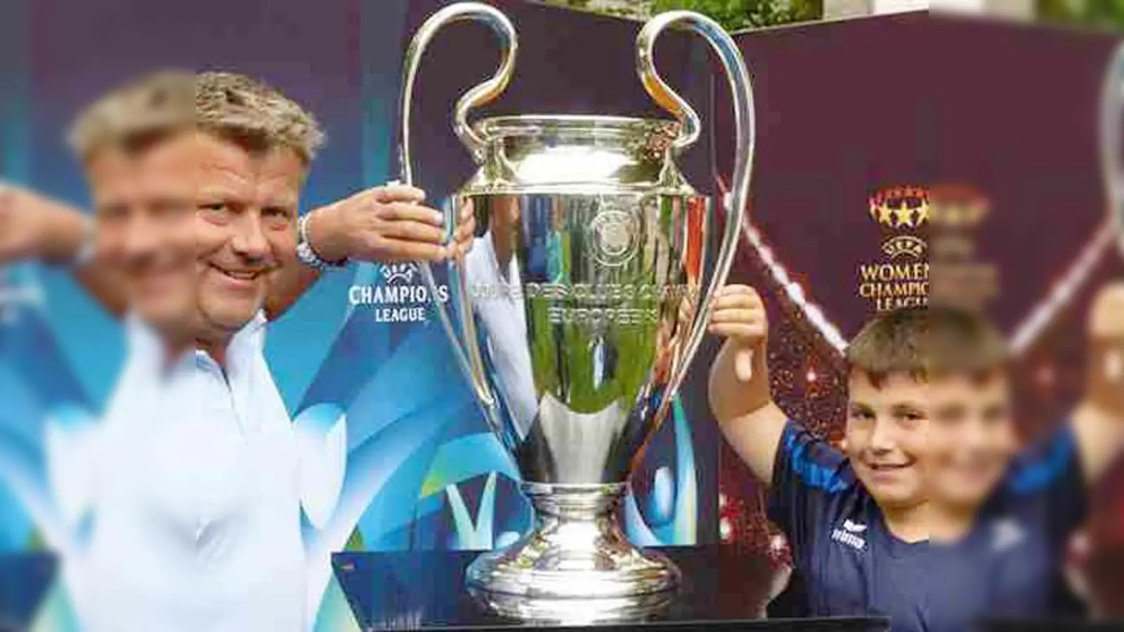 Ihnen gelang, was den Bayern-Stars verwehrt blieb: den Champions-League-Pokal zu berühren.  (F.: privat)