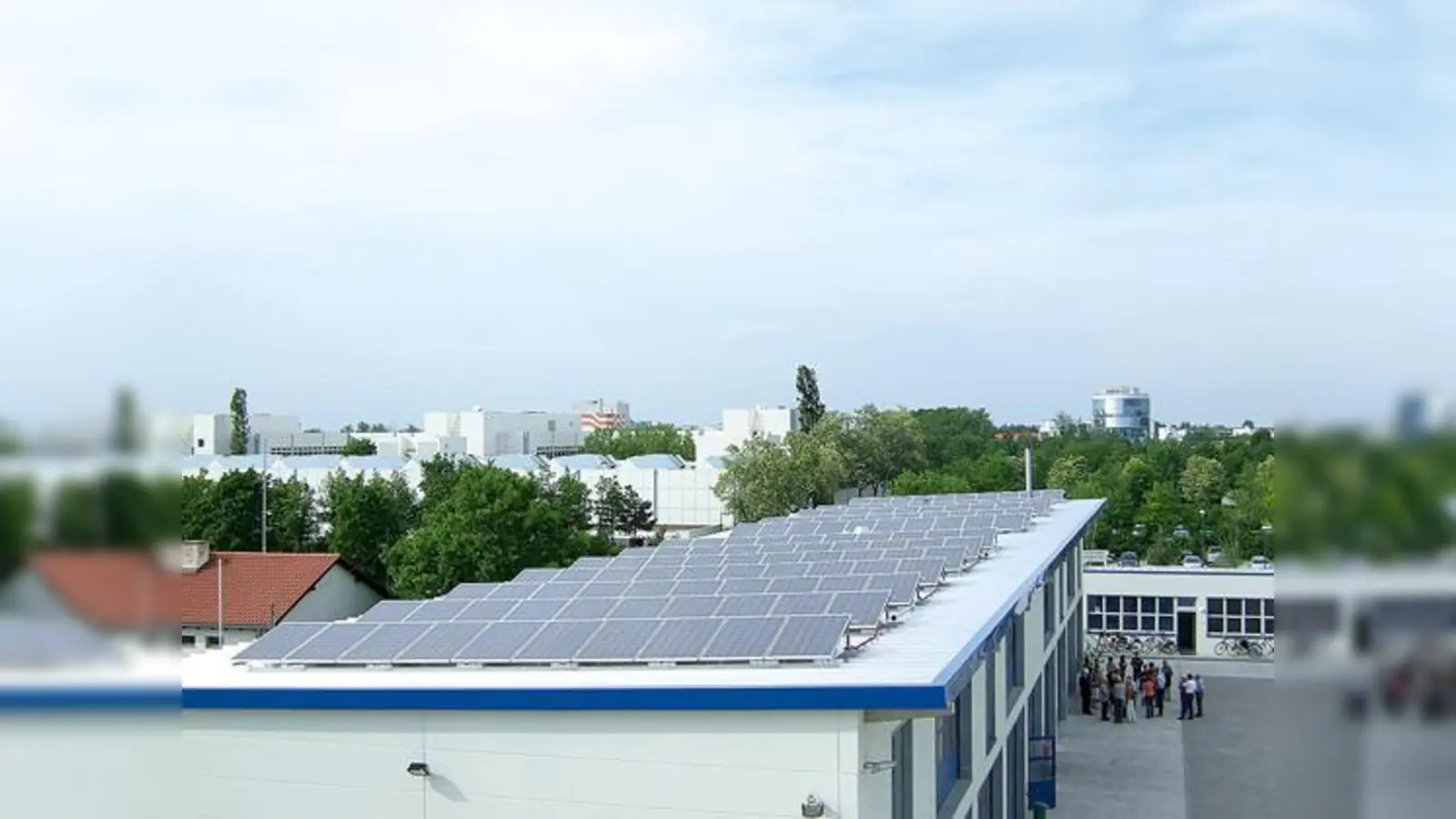 Auf dem Dach des Bauhofes befindet sich seit 2007 eine Bürgervoltaikanlage.	 (Foto: Archiv)