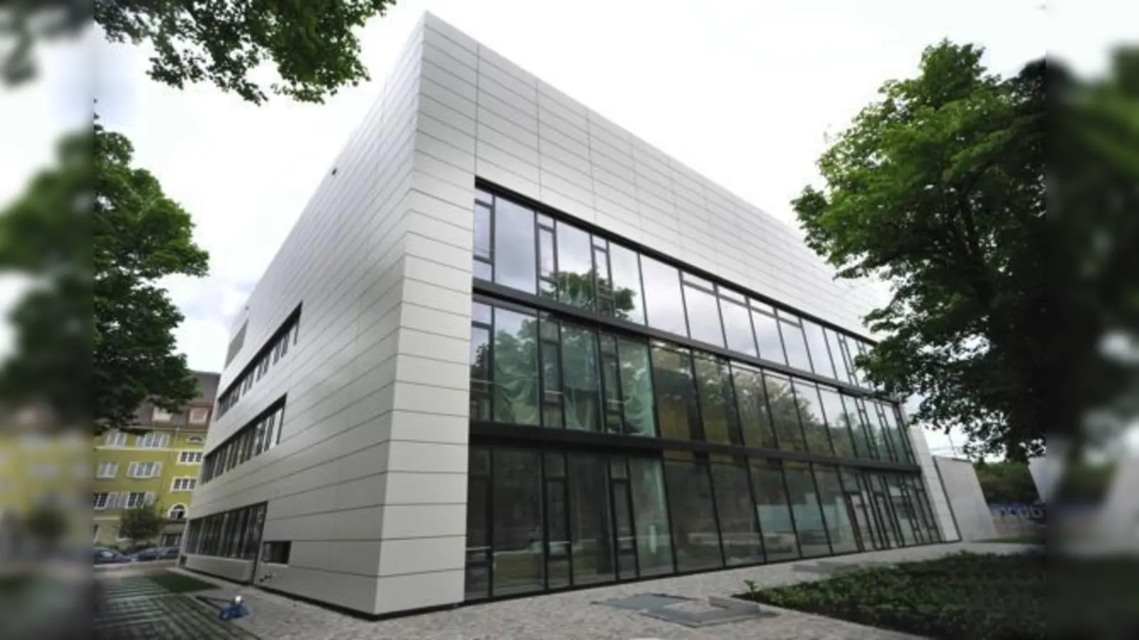 Klare Kante, nüchterne Handschrift: Sterilität ist eine Eigenschaft einer klinischen Einrichtung, die beim neuen Forschungszentrum auch in der Architektur aufgegriffen wird.	 (Foto: DHM)