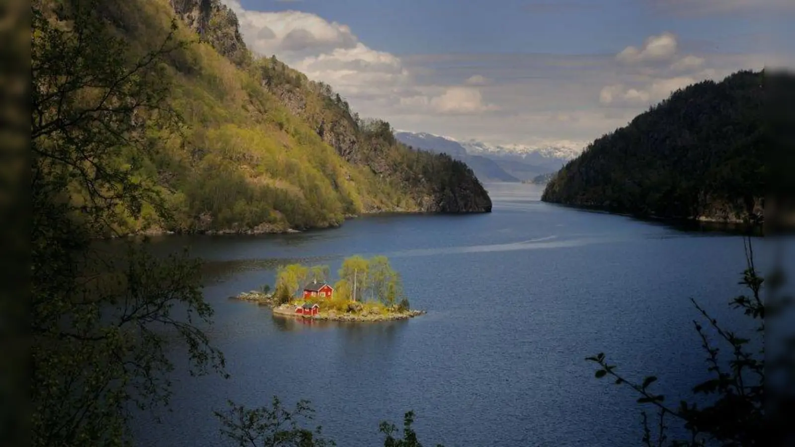 Rotes Holzhäuschen in grandioser Natur: der Sognefjord in Norwegen (Foto: MGS)