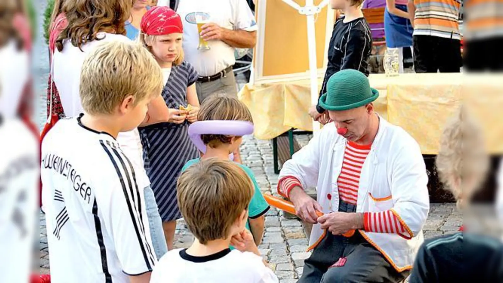 Wie auf einer italienischen Piazza: Die Geschäfte liefen gut beim SPD-Nachtflohmarkt und natürlich hatten auch die Kinder Spaß.	 (Foto: SPD)