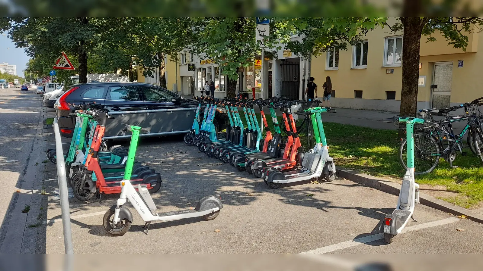 Die offizielle Abstellfläche für E-Scooter in der Gotthardstraße 59 ist nur selten so aufgeräumt.  (Foto: kö)