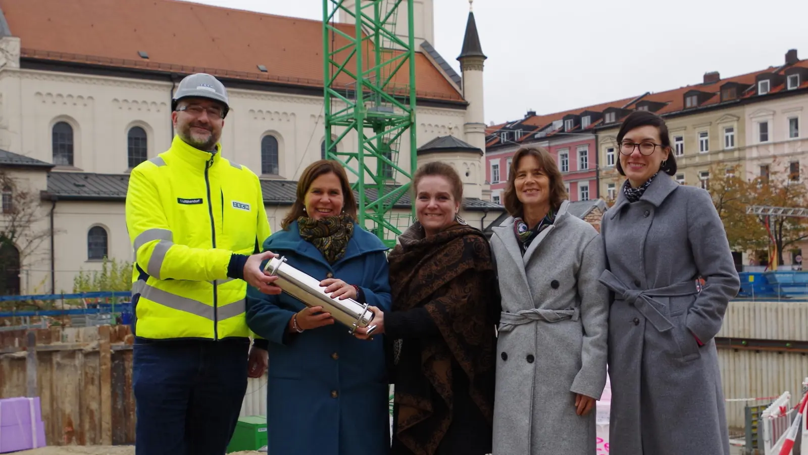 Oberbauleiter Ingo Lützkendorf übernahm die Zeitkapsel, die unter den Neubau an der Westendstraße 66a gelegt wird. Befüllt wurde die Kapsel (von links im Bild) von: Bürgermeisterin Verena Dietl, Baureferentin Jeanne-Marie Ehbauer, Sibylle Stöhr (Vorsitzende des Bezirksausschusses 8) und Judith Greil (Vorsitzende Kreisjugendring). (Foto: Beatrix Köber)