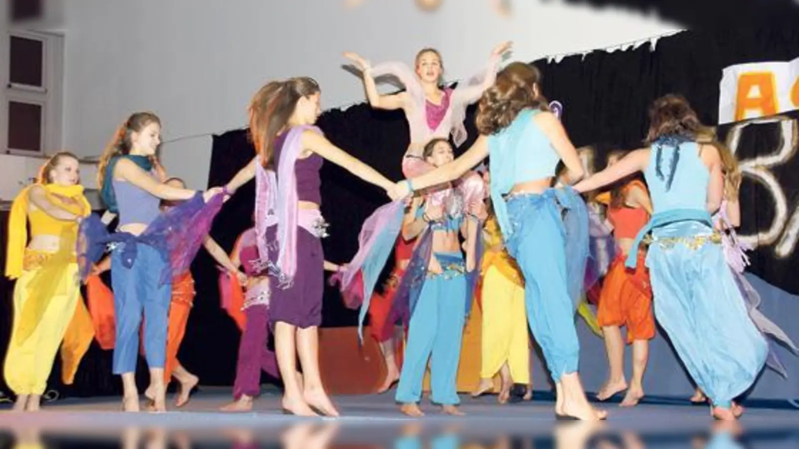 Die Turnerinnen der TS Jahn haben für die Weihnachtsfeier eine eigen Tanz nummer einstudiert.	 (Foto: Wolfgang Eberle)