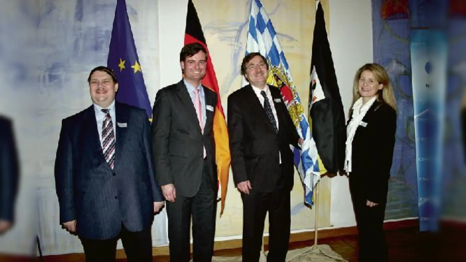 Nächstes Ziel: Europawahl. B. Posselt, Mitglied des Europäischen Parlaments, Ortsvorsitzender A. Dietrich, Landtagsabgeordneter J. Singhammer und Stadträtin M. Wittmann stimmten die Gäste im Pelkovenschlössl auf die kommenden Aufgaben ein.  (Foto: cr)