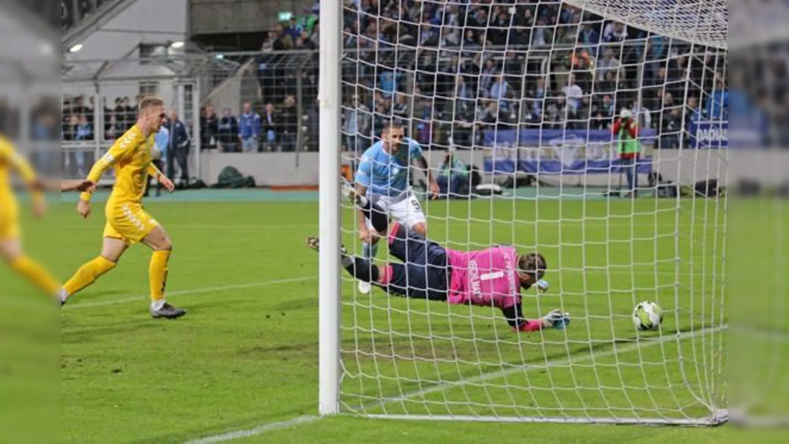 Unter Bedrängnis: Luis Grassow beim 2:0.  (Foto: Anne Wild)