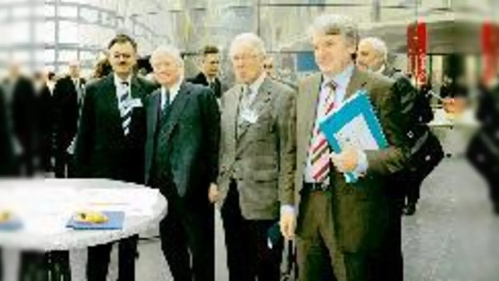 Setzen neue Standards im  (Foto: Professor Wolfgang A. Herrmann, Präsident der TU München; Bundesinnenminister Otty Schily; Bürgermeister Manfred Solbrig und TUM-Professor Manfred Broy (v.l.), stellten vergangenen Freitag die neue Projektsoftwa)