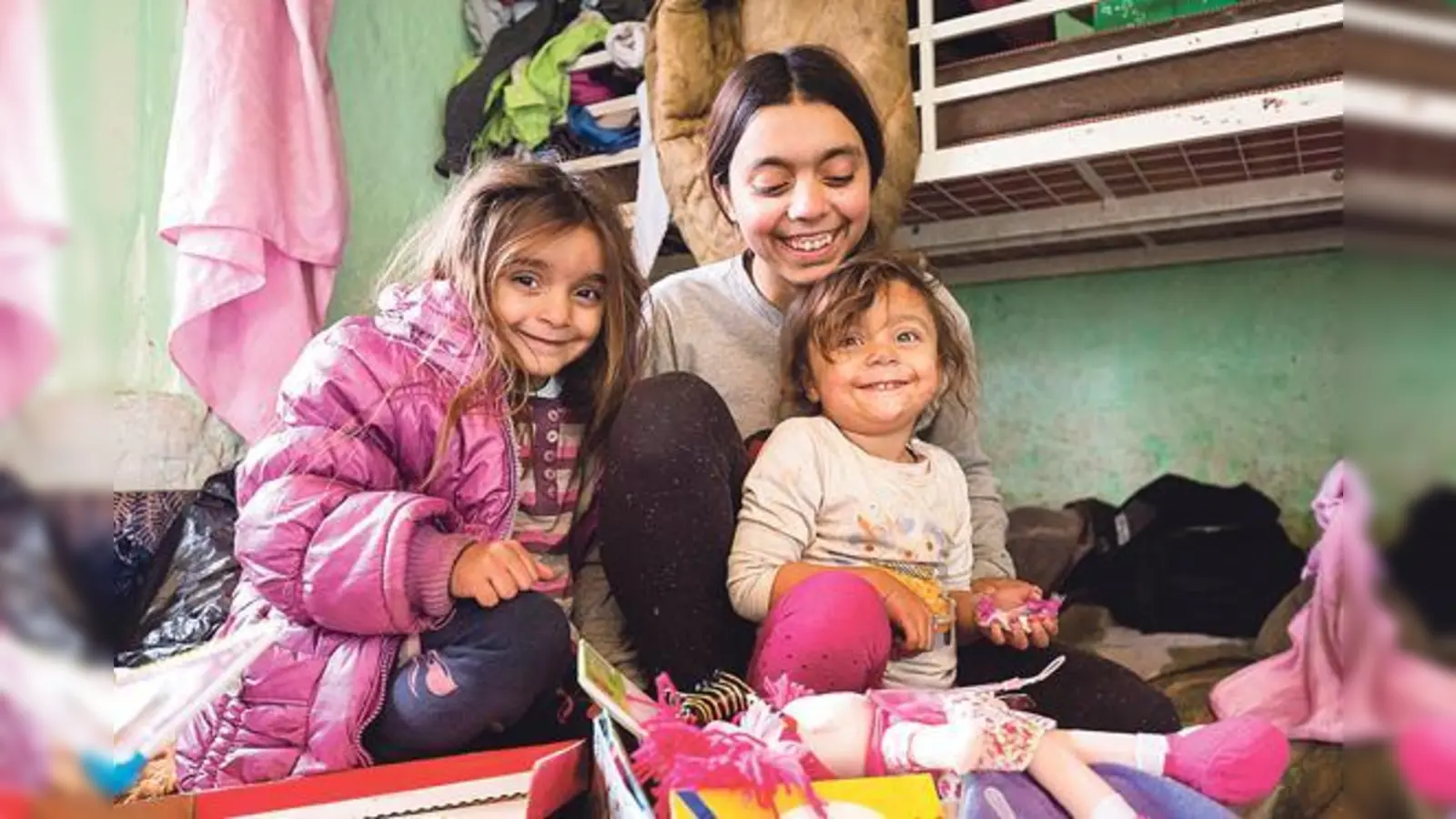 Jetzt Geschenke der Hoffnung packen: Miliza aus Serbien und ihre beiden Schwestern sind begeistert von den Überraschungen in ihren Schuhkartons.	 (Foto: Maurice Ressel)