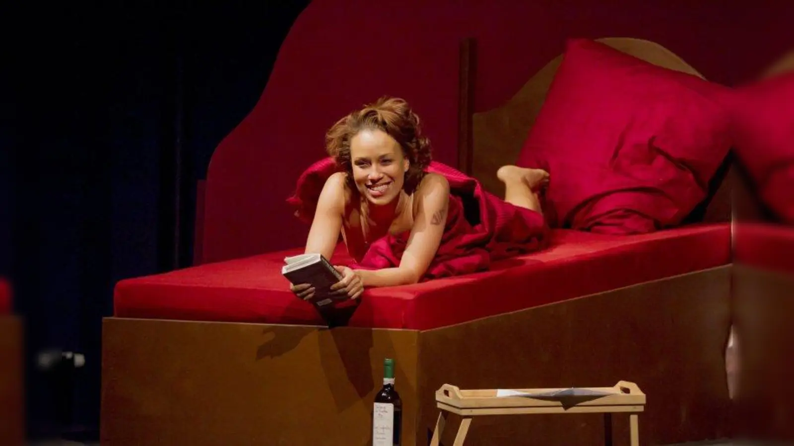 Als Aurélie das Buch von Autor Robert Miller liest, fühlt sie sich das erste Mal wirklich verstanden. (Foto: Karlsruher Kammerspiele)