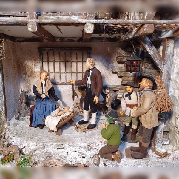 Hilde Purzer hat die Figuren dieser alpenländischen Geburtsszene gestaltet. (Foto: Dr. Karlheinz Bergmann)