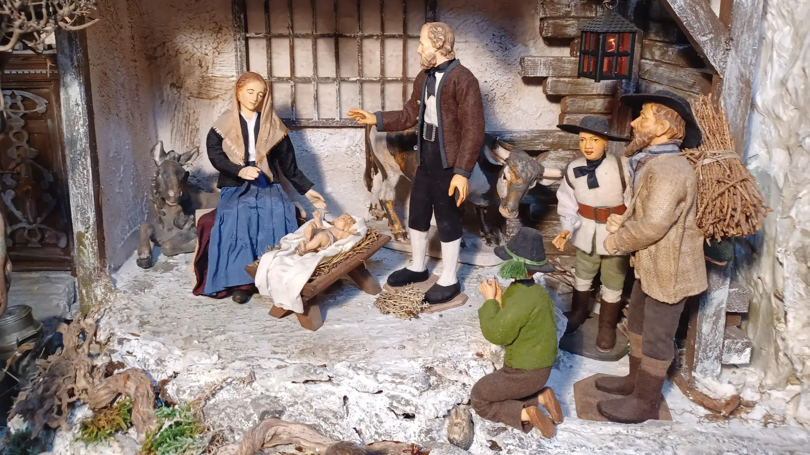 Hilde Purzer hat die Figuren dieser alpenländischen Geburtsszene gestaltet. (Foto: Dr. Karlheinz Bergmann)