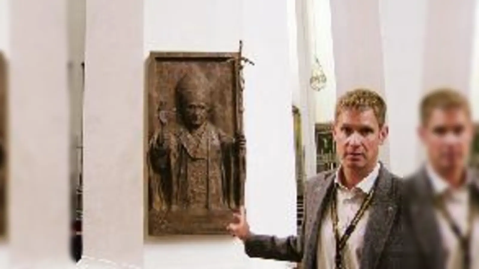 Historiker Reichlmayr führt Besucher seiner »Papst-Städtetour« auch zum Bronzerelief in der Frauenkirche, auf dem Benedikt XVI. verewigt ist.   (Foto: ras)