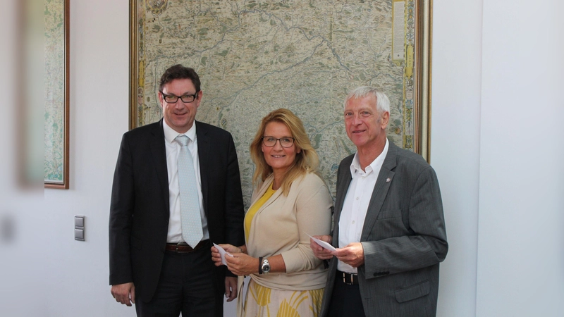 (v.l.) Landrat Martin Bayerstorfer, Michaela Heß-Sauer und Randolf Gänger. (Foto: Nicole Tietze)