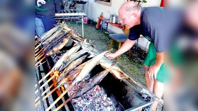 Der Klassiker: Steckerlfisch.	 (Foto: VA)