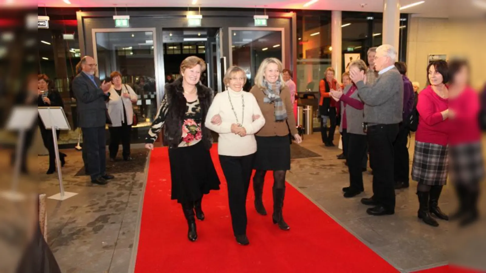 Im vergangenen Jahr trugen sich Anneliese Kühn (m.) und ihre Tochter Rosemarie Scheitler-Vielhuber (r.) - geleitet von Bürgermeisterin Annemarie Detsch - ins Goldene Buch der Gemeinde Planegg ein. (Foto: Archiv (US))