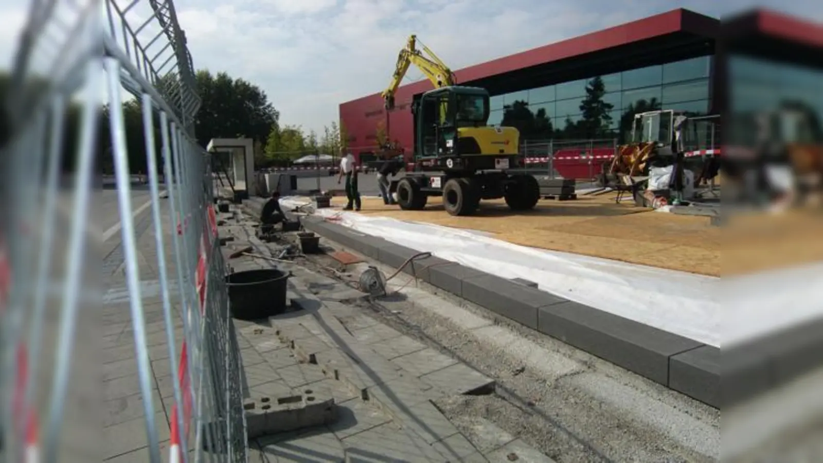 Wegen abgebrochener Kanten werden am Rand des Vorplatzes beim Bürgerhaus Unterföhring jetzt peu à peu die Stufenplatten ausgetauscht.	 (Foto: ikb)