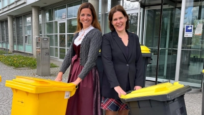 Kommunalreferentin Kristina Frank (li.) und Bürgermeisterin Verena Dietl stellen hier den Pilotversuch mit zwei Tonnen vor.  (Foto: LHM)
