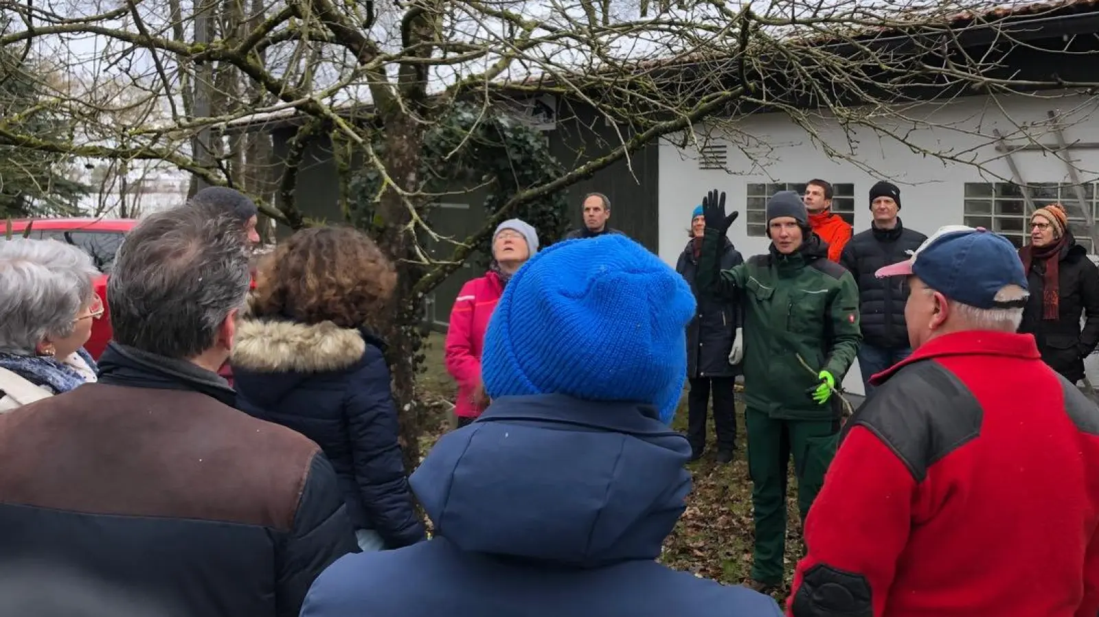 Fachfrau Ulrike Voß erklärte den interessierten Gartenbesitzern, wie ein fachmännischer Baumschnitt vonstattengeht. (Foto: Mayer)