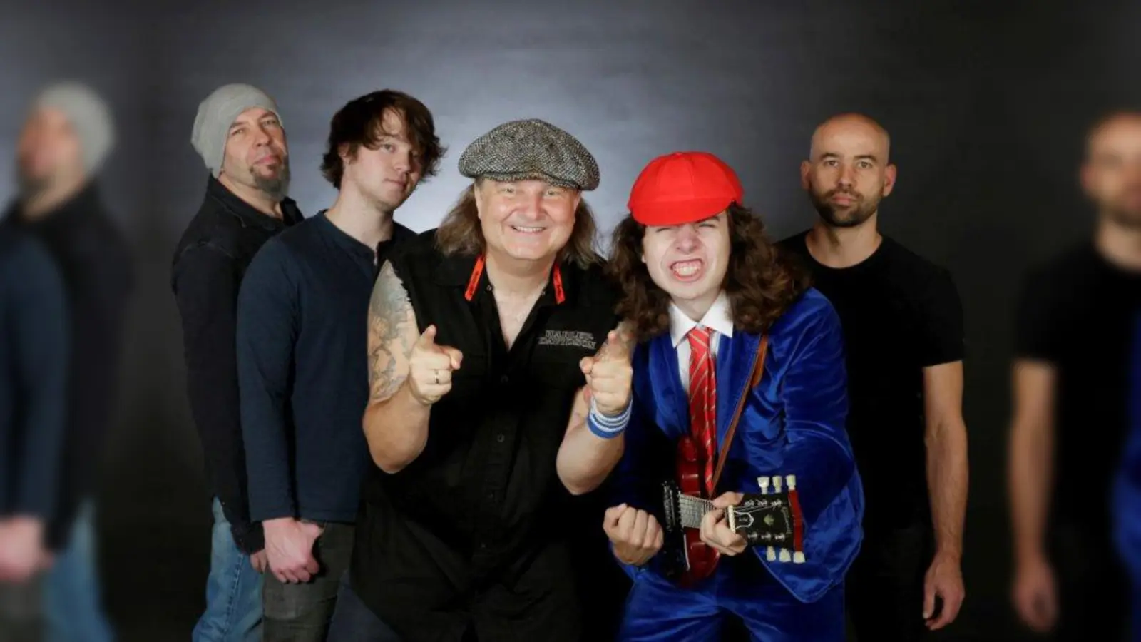 Sie rocken die Stadthalle Germering: das Team von der Show „WE SALUTE YOU”. (Foto: Stefan Rebscher)