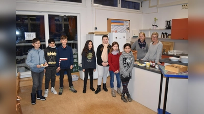 Viele Fünft- bis Zehntklässler sind Stammkunden des Schülercafés und erzählen gerne den vier Ehrenamtlichen, die das Frühstück einkaufen und bereiten, wie ihr Wochenende war. "Wir sind schon fast wie Mamas!", sagen die beiden Helferinnen (rechts). (Foto: Daniel Mielcarek)