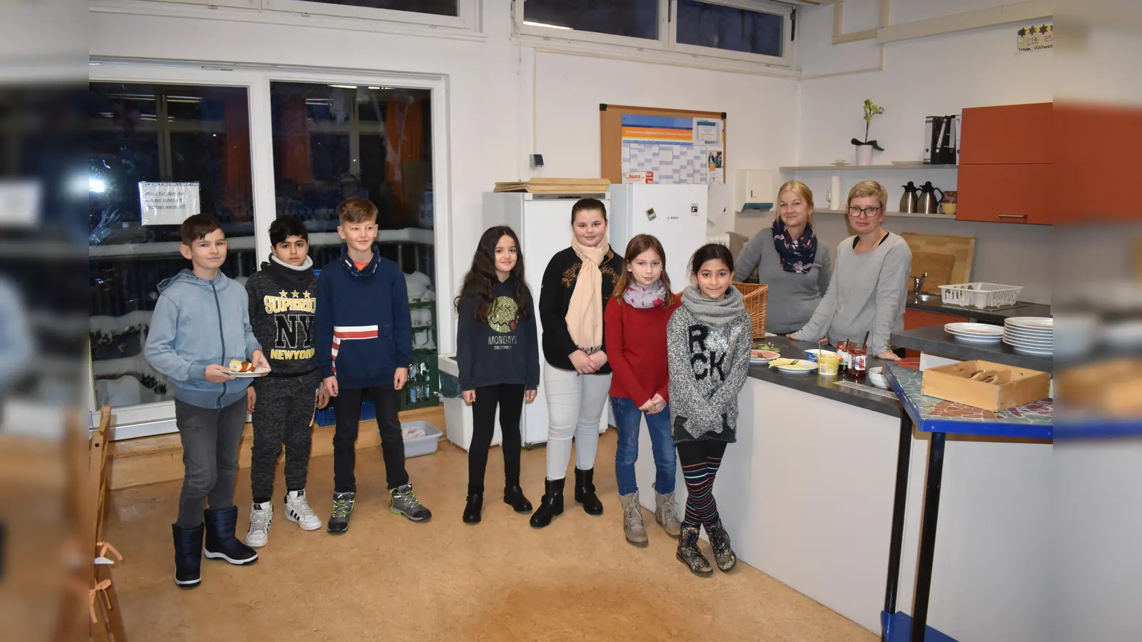 Viele Fünft- bis Zehntklässler sind Stammkunden des Schülercafés und erzählen gerne den vier Ehrenamtlichen, die das Frühstück einkaufen und bereiten, wie ihr Wochenende war. "Wir sind schon fast wie Mamas!", sagen die beiden Helferinnen (rechts). (Foto: Daniel Mielcarek)