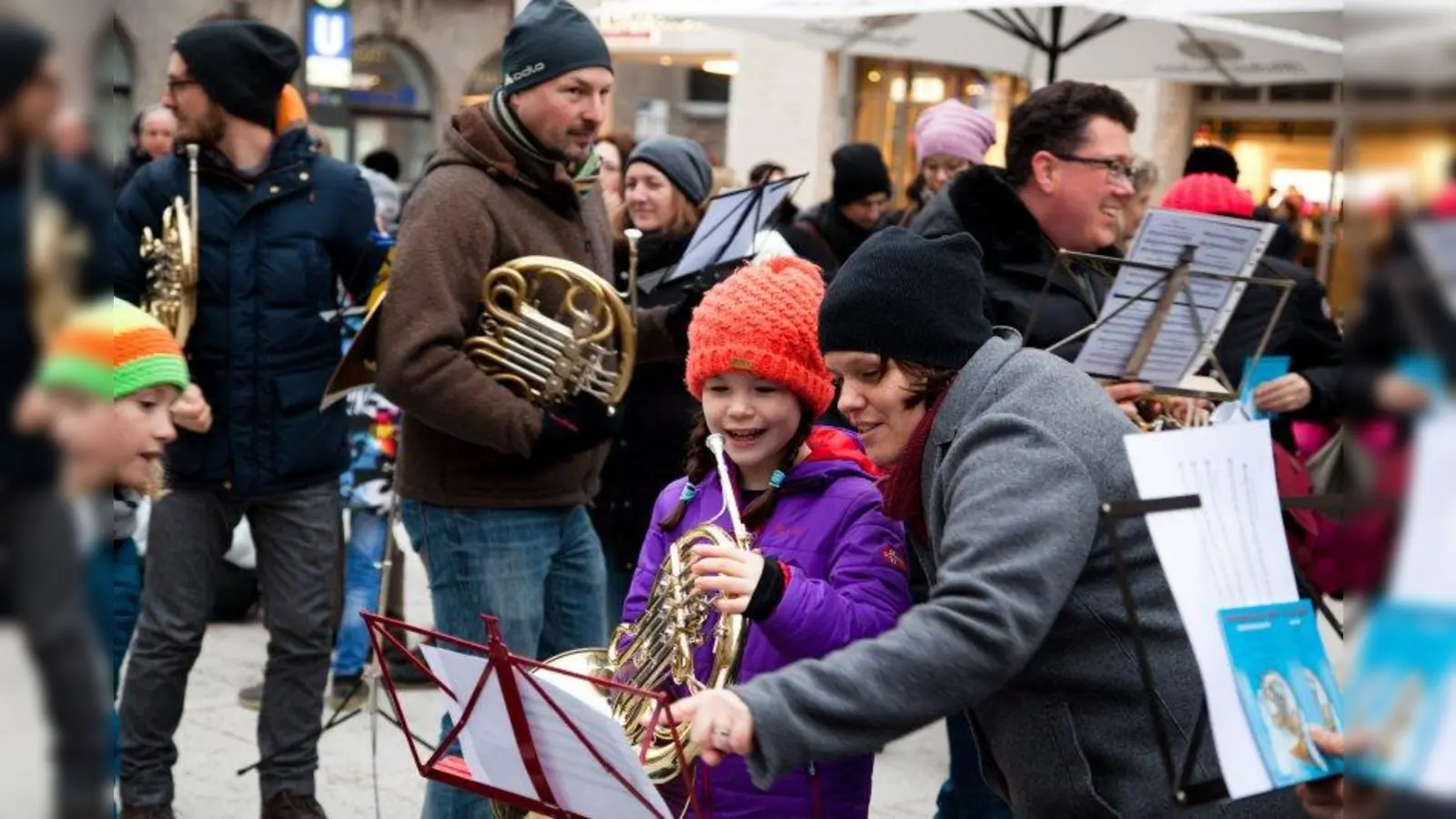 Zum Auftakt des „Carnaval du Cor 2018” gab es einen spontanen Hornflashmob auf dem Marienplatz, der auch junge Hornspieler in seinen Bann zog. (Foto: Oliver Oppitz)