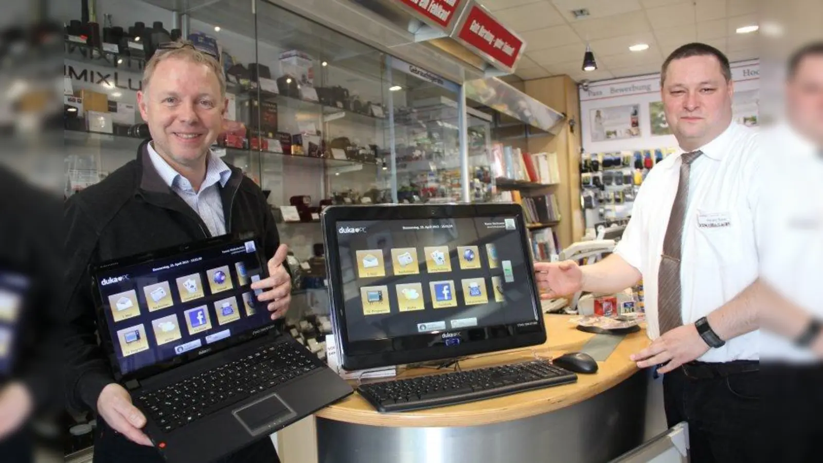 Durchdacht und einfach: Thomas Fladung (l.) und Mitarbeiter Harald Baier mit duka-Laptop und dukaPC.. (Foto: bb)