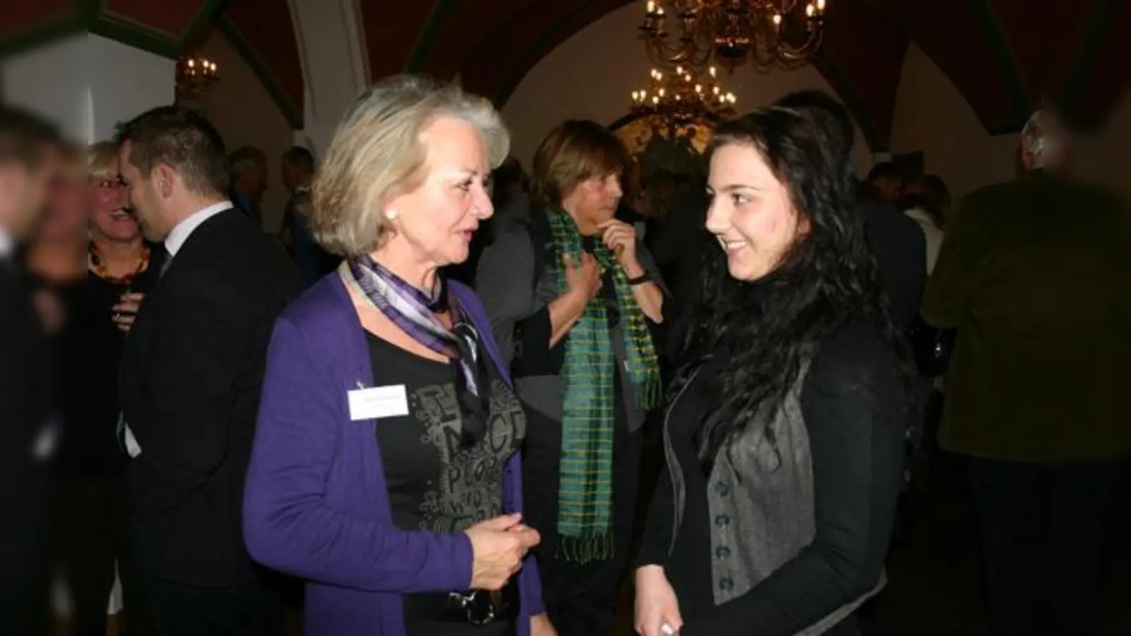 Betriebswirtin und Jobmentorin Ille Sophie Schalk (li.) ist stolz darauf, dass Schützling Sabina Hasani ihre Ausbildung so erfolgreich meistert.	 (Foto: SE)