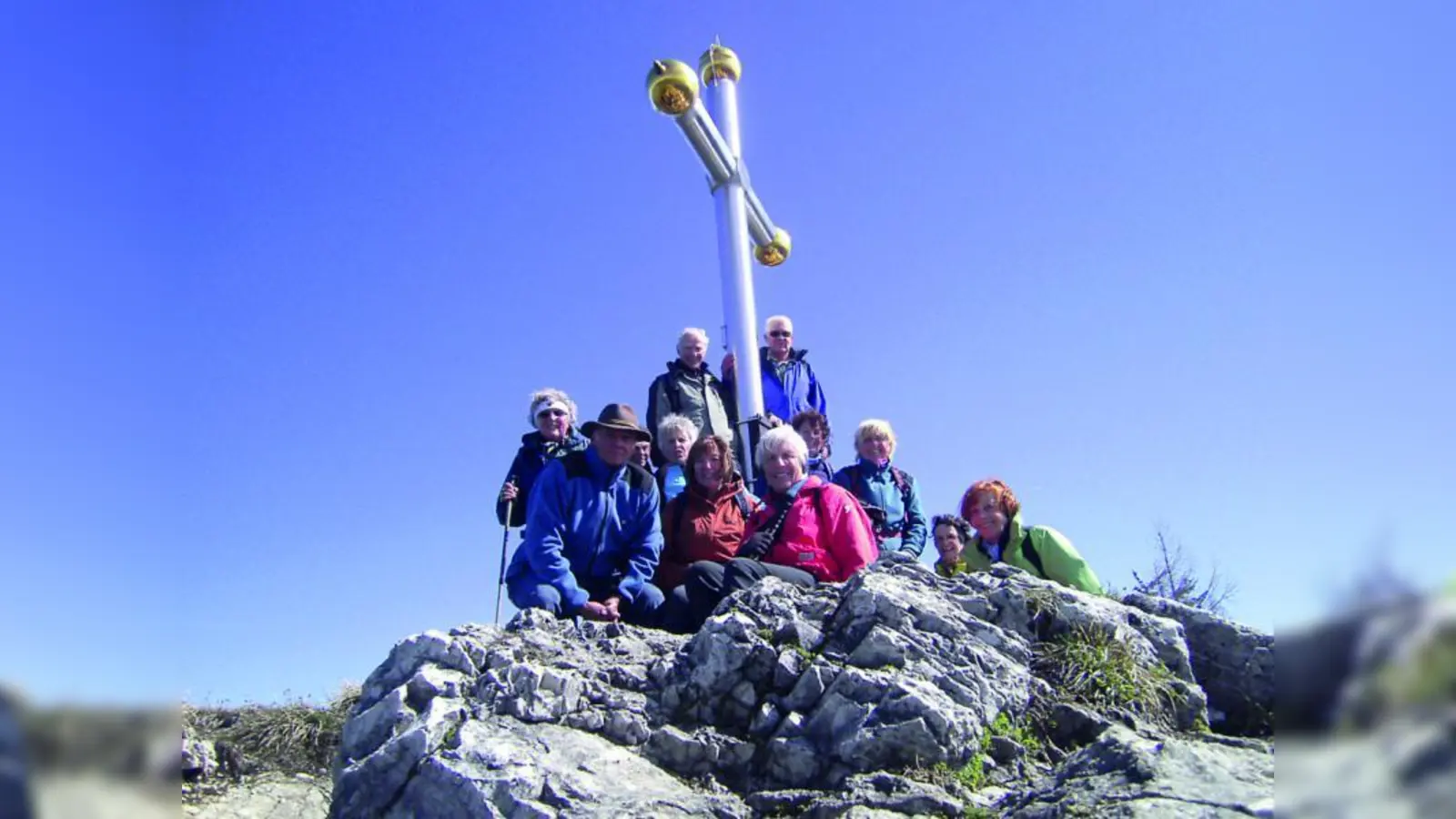 Genossen ihren Gipfelsekt über den Wolken: die Mitglieder der Ski- und Bergsportabteilung TSV Karlsfeld. (Foto: pi)
