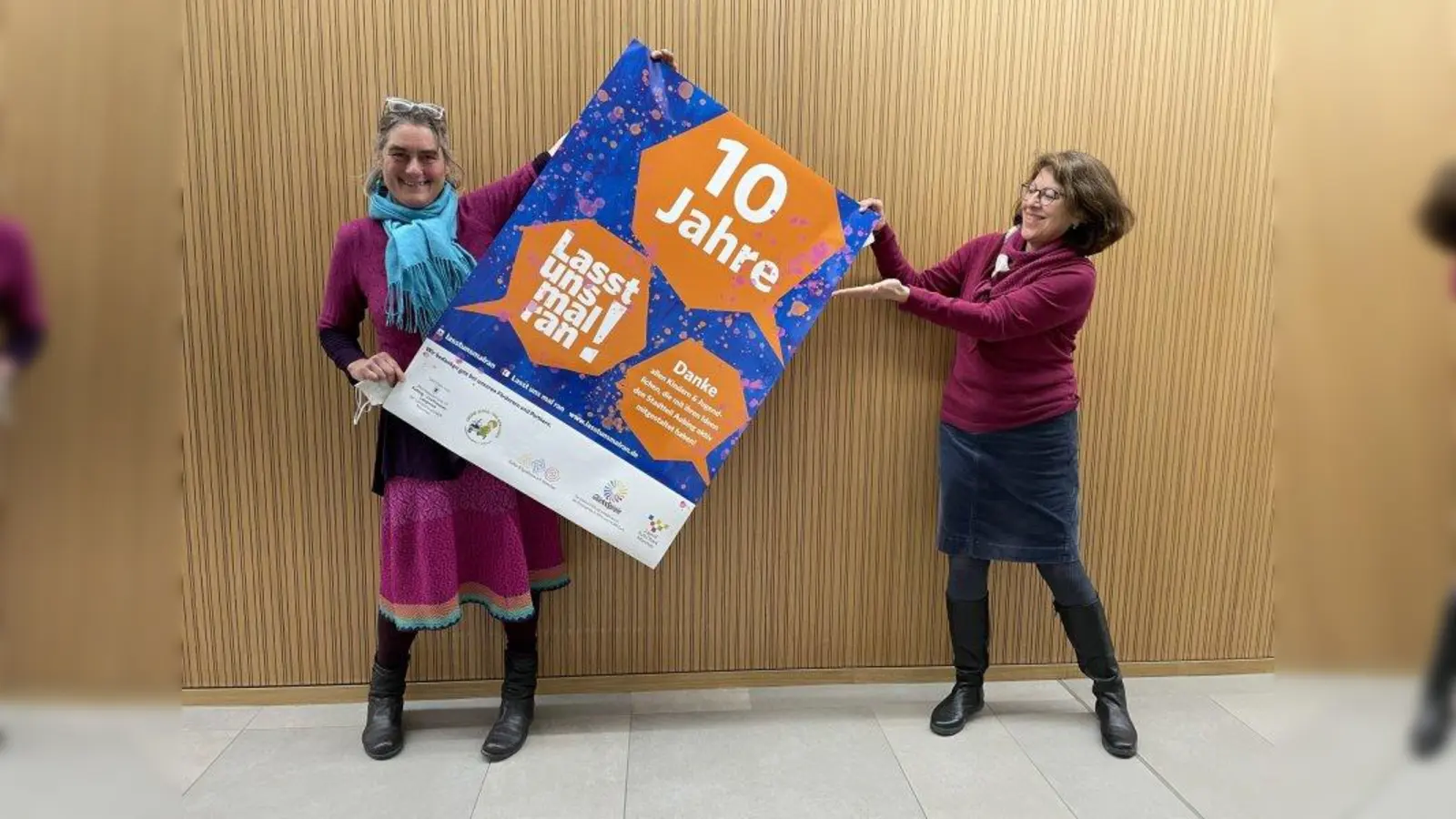 Miriam Mahlberg (l.) und Marion Schäfer präsentieren dem Bezirksausschuss 22 das Dankesplakat. (Foto: pst)