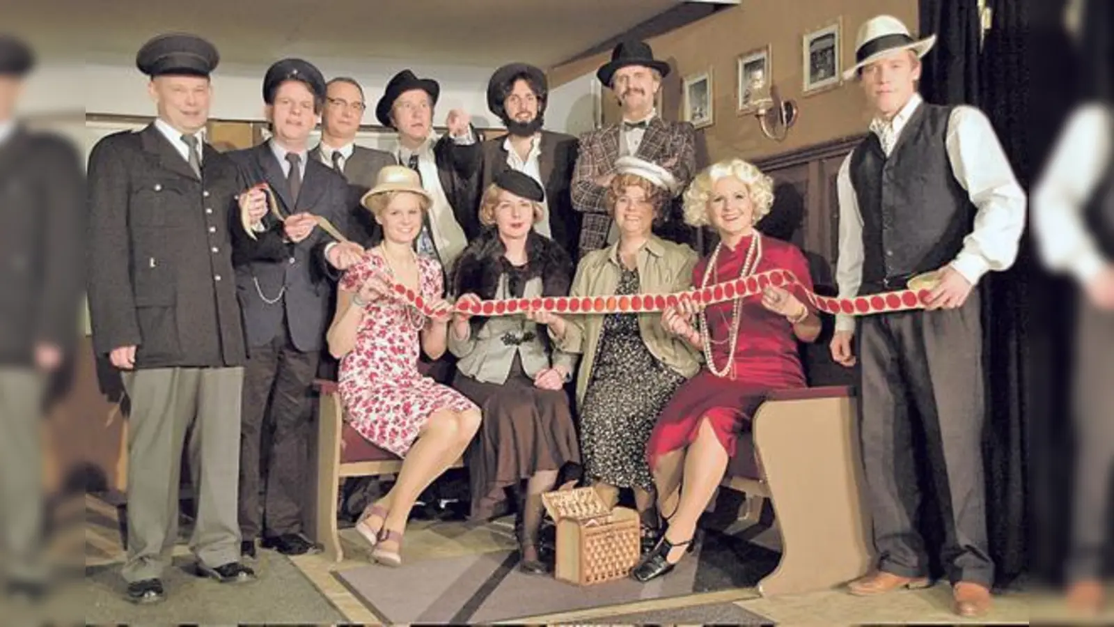 Das Theaterteam Helena führt die Agenten-Komödie  »Inkognito« auf.  (Foto: Privat)