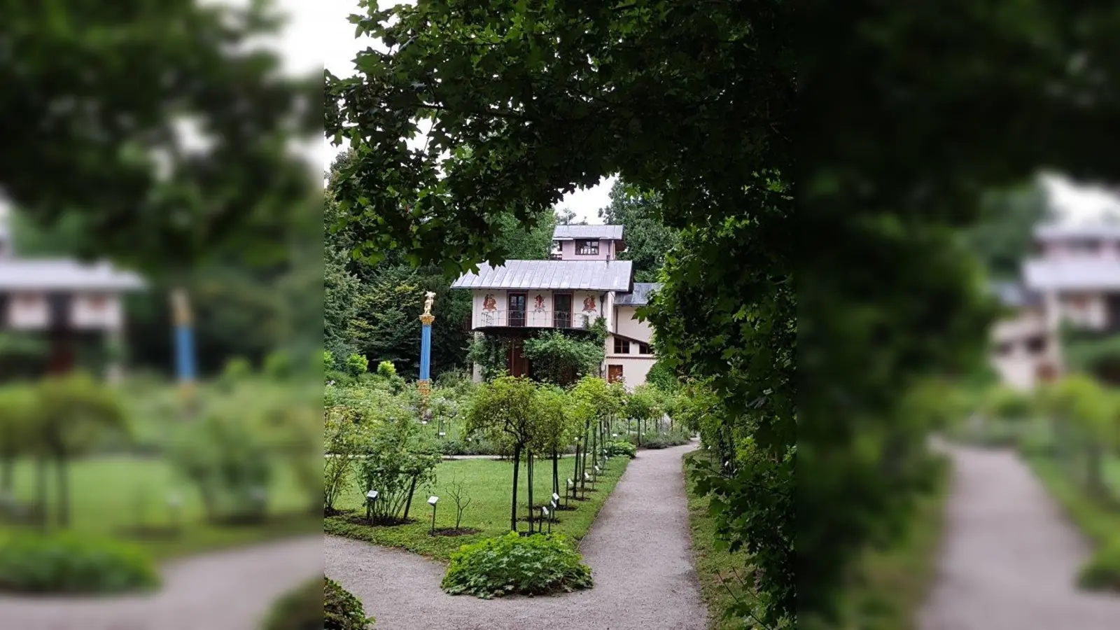 Blick auf die Roseninsel: das Casino Ost mit dem Rosengarten. (Foto: © Bayerische Schlösserverwaltung)