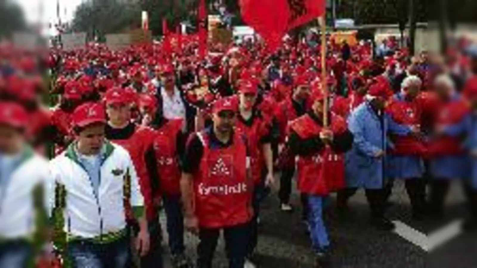 Entschlossene  (Foto: Beim Warnstreik am Mittwoch ließ die IG Metall im Münchner Norden ihre Muskeln spielen.)