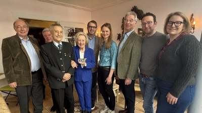 Stammtisch der Senioren-Union: Werner Link, Jürgen Steffan, Dr Reinhold Babor, Margot Günther, Walter Zöller, Bettina Obersojer, Alexander Reissl, Leo Agerer, Antonia Waldner (von links).<br> <br> <br>  (Foto: Senioren Union CSU KV8)