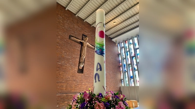 In der Pfarrkirche St. Johannes Bosco befindet sich diese aufwändig gestaltete Osterkerze. (Foto: St. Johannes Bosco)