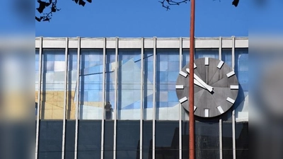 Die Demontage des Plattenreliefs hat bereits begonnen, am 24. Oktober folgte die Abnahme der Uhr.  (Foto: DB Netz AG)