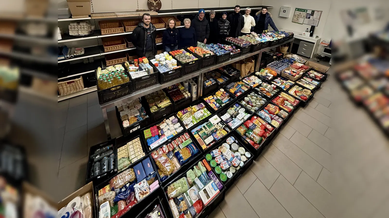 Ludwig Thalmair, Monika Fliedner (Gautinger Tafel), Madina Avkhadieva (Gautinger Tafel), Maximilian Platzer, Isabella Haller, Julia Wagner, Maximilian Kämmler, Maximilian März, Aaron Vonhausen (v. l.). (Foto: JU Gauting)